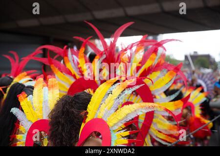 Gli artisti sono visti mentre partecipano alla Parata per adulti del Carnevale di Notting Hill nella zona ovest di Londra. Foto Stock