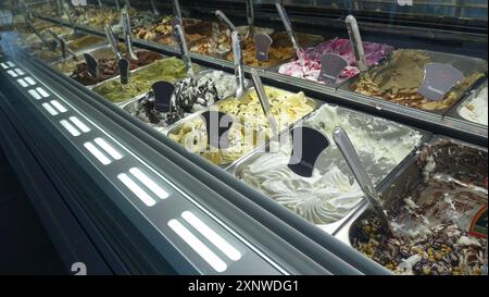 Rocca Monfina, Italia, 22 giugno 2024. Un assaggio del bancone di una gelateria in città. Foto Stock