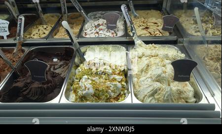 Rocca Monfina, Italia, 22 giugno 2024. Un assaggio del bancone di una gelateria in città. Foto Stock