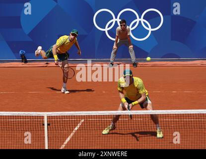 Parigi, Francia. 2 agosto 2024. L'australiano John Peers e Matthew Ebden in azione nel loro match semifinale maschile contro gli USA Tommy Paul e Taylor Fritz al Roland Garros il settimo giorno delle Olimpiadi di Parigi venerdì 2 agosto 2024. L'Australia ha vinto il match 2-0 foto di Hugo Philpott/UPI Credit: UPI/Alamy Live News Foto Stock