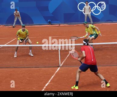 Parigi, Francia. 2 agosto 2024. Tommy Paul e Taylor Fritz in azione nel loro match semifinale maschile contro l'australiano John Peers e Matthew Ebden al Roland Garros il settimo giorno delle Olimpiadi di Parigi venerdì 2 agosto 2024. L'Australia ha vinto il match 2-0 foto di Hugo Philpott/UPI Credit: UPI/Alamy Live News Foto Stock