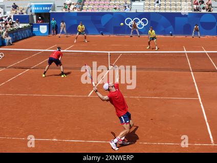 Parigi, Francia. 2 agosto 2024. Tommy Paul e Taylor Fritz in azione nel loro match semifinale maschile contro l'australiano John Peers e Matthew Ebden al Roland Garros il settimo giorno delle Olimpiadi di Parigi venerdì 2 agosto 2024. L'Australia ha vinto il match 2-0 foto di Hugo Philpott/UPI Credit: UPI/Alamy Live News Foto Stock