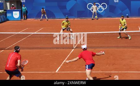 Parigi, Francia. 2 agosto 2024. L'australiano John Peers e Matthew Ebden in azione nel loro match semifinale maschile contro gli USA Tommy Paul e Taylor Fritz al Roland Garros il settimo giorno delle Olimpiadi di Parigi venerdì 2 agosto 2024. L'Australia ha vinto il match 2-0 foto di Hugo Philpott/UPI Credit: UPI/Alamy Live News Foto Stock