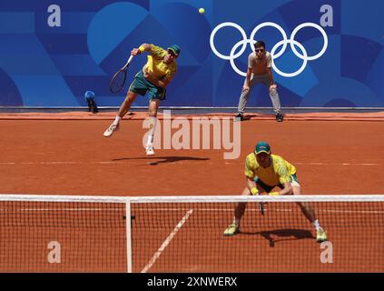 Parigi, Francia. 2 agosto 2024. L'australiano John Peers e Matthew Ebden in azione nel loro match semifinale maschile contro gli USA Tommy Paul e Taylor Fritz al Roland Garros il settimo giorno delle Olimpiadi di Parigi venerdì 2 agosto 2024. L'Australia ha vinto il match 2-0 foto di Hugo Philpott/UPI Credit: UPI/Alamy Live News Foto Stock