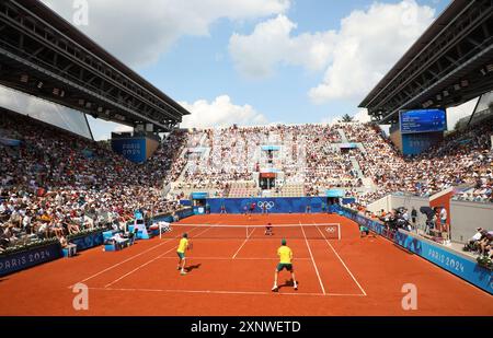 Parigi, Francia. 2 agosto 2024. L'australiano John Peers e Matthew Ebden in azione nel loro match semifinale maschile contro gli USA Tommy Paul e Taylor Fritz al Roland Garros il settimo giorno delle Olimpiadi di Parigi venerdì 2 agosto 2024. L'Australia ha vinto il match 2-0 foto di Hugo Philpott/UPI Credit: UPI/Alamy Live News Foto Stock