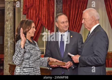 KAMALA HARRIS è giurata dal Senato dal vicepresidente Joe Biden il 3 gennaio 2017, sotto la supervisione di suo marito Doug Ernhoff Foto Stock