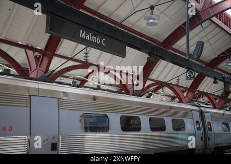 ARCHIVIATO - 02 agosto 2024, Svezia, Malmö: Un treno si trova alla stazione centrale di Malmö. Foto: Steffen Trumpf/dpa Foto Stock