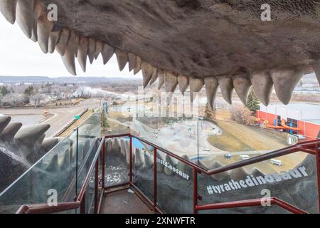 La vista dall'interno della bocca di Tyra, il dinosauro più grande del mondo, offre uno sguardo ampio a Drumheller, Alberta, da 86 metri di altezza Foto Stock
