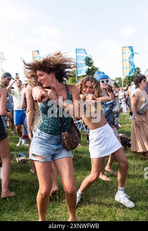 Oxfordshire, 2 agosto 2024, folla e atmosfera al Wilderness Festival di Cornbury Park, credito: Lou Morris/Alamy Live News Foto Stock