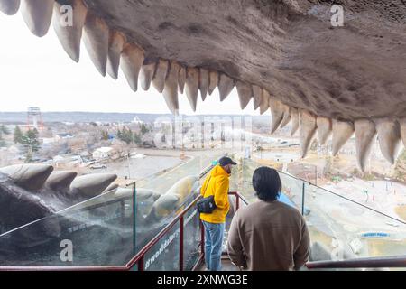 La vista dall'interno della bocca di Tyra, il dinosauro più grande del mondo, offre uno sguardo ampio a Drumheller, Alberta, da 86 metri di altezza Foto Stock