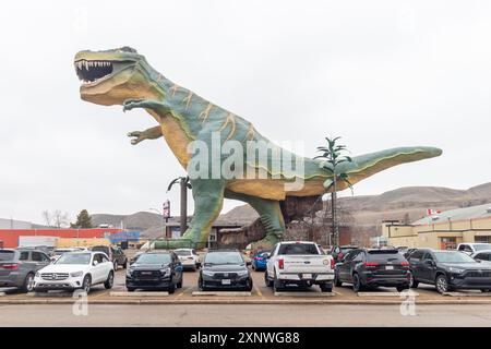 Tyra, la statua di dinosauro più grande del mondo che domina Drumheller, Alberta, un punto di riferimento da non perdere e una sosta fotografica nella capitale canadese dei dinosauri Foto Stock