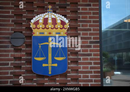 ARCHIVIATO - 2 agosto 2024, Svezia, Malmö: Il logo dei tribunali svedesi può essere visto presso il tribunale distrettuale di Malmö. Foto: Steffen Trumpf/dpa Foto Stock