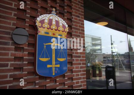 ARCHIVIATO - 2 agosto 2024, Svezia, Malmö: Il logo dei tribunali svedesi può essere visto presso il tribunale distrettuale di Malmö. Foto: Steffen Trumpf/dpa Foto Stock