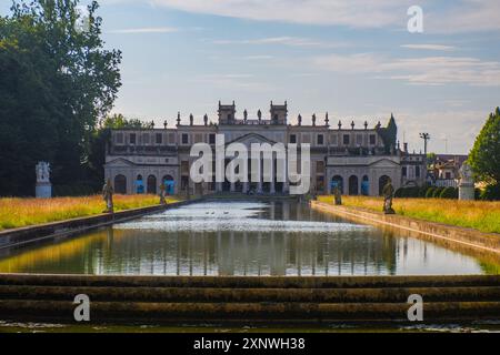 Villa Pisani a Strà, Veneto, Italia - Uno splendido esempio di architettura neoclassica italiana, questa villa storica presenta elaborati affreschi e orn Foto Stock