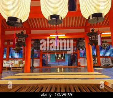 Il Santuario di Itsukushima. È un santuario shintoista sull'isola di Itsukushima (popolarmente conosciuto come Miyajima). E' nella citta' di Hatsukaichi, accessibile dalla terraferma tramite traghetto alla stazione di Miyajimaguchi. Patrimonio dell'umanità dell'UNESCO, diversi edifici e beni sono tesori nazionali. Il santuario di Itsukushima è una delle attrazioni turistiche più popolari del Giappone ed è famoso soprattutto per la sua porta drammatica, o torii alla periferia del santuario, le vette sacre del Monte Misen, le estese foreste e la sua vista sull'oceano. Giappone. Foto Stock