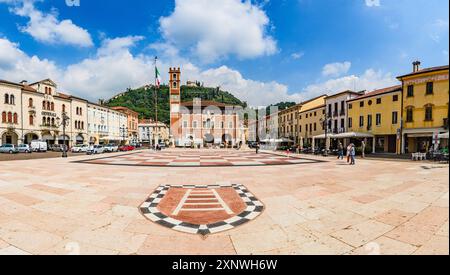 Marostica, Vicenza, Italia: Una vista accattivante della città storica di Marostica, conosciuta per il suo fascino medievale e la famosa piazza delle scacchiere. La città Foto Stock