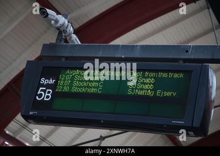 ARCHIVIATO - 02 agosto 2024, Svezia, Malmö: Un display a Malmö mostra quando i prossimi treni per Stoccolma partono. Foto: Steffen Trumpf/dpa Foto Stock