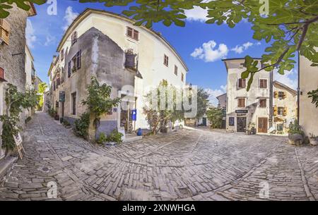 Una vista panoramica a 360 gradi del pittoresco villaggio di Assos, situato in un paesaggio tranquillo e idilliaco Foto Stock