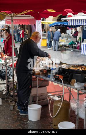 Francia, regione dell'Occitania, Gaillac, giornata del mercato in Place du Griffoul (piazza nel centro della città) con l'uomo che vende cibo appena cucinato Foto Stock