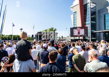 Linköping, Svezia. 2 agosto 2024. Il 24 giugno 2024, Gustav Forsling divenne il primo giocatore del Linköping HC a portare in cielo il glorificato trofeo Stanley Cup quando lui e i suoi Florida Panthers sconfissero gli Edmonton Oilers nei playoff della Stanley Cup. Ora il trofeo Stanley Cup è in tour in tutto il mondo e venerdì è arrivato alla Saab Arena, a Linköping, Svezia. Crediti: Jeppe Gustafsson/Alamy Live News Foto Stock