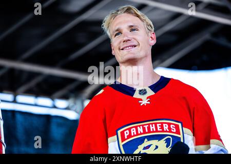 Linköping, Svezia. 2 agosto 2024. Il 24 giugno 2024, Gustav Forsling divenne il primo giocatore del Linköping HC a portare in cielo il glorificato trofeo Stanley Cup quando lui e i suoi Florida Panthers sconfissero gli Edmonton Oilers nei playoff della Stanley Cup. Ora il trofeo Stanley Cup è in tour in tutto il mondo e venerdì è arrivato alla Saab Arena, a Linköping, Svezia. Crediti: Jeppe Gustafsson/Alamy Live News Foto Stock