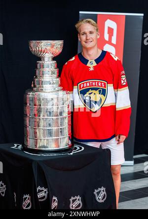 Linköping, Svezia. 2 agosto 2024. Il 24 giugno 2024, Gustav Forsling divenne il primo giocatore del Linköping HC a portare in cielo il glorificato trofeo Stanley Cup quando lui e i suoi Florida Panthers sconfissero gli Edmonton Oilers nei playoff della Stanley Cup. Ora il trofeo Stanley Cup è in tour in tutto il mondo e venerdì è arrivato alla Saab Arena, a Linköping, Svezia. Crediti: Jeppe Gustafsson/Alamy Live News Foto Stock