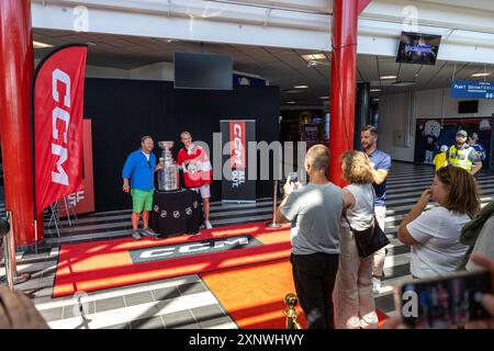 Linköping, Svezia. 2 agosto 2024. Il 24 giugno 2024, Gustav Forsling divenne il primo giocatore del Linköping HC a portare in cielo il glorificato trofeo Stanley Cup quando lui e i suoi Florida Panthers sconfissero gli Edmonton Oilers nei playoff della Stanley Cup. Ora il trofeo Stanley Cup è in tour in tutto il mondo e venerdì è arrivato alla Saab Arena, a Linköping, Svezia. Crediti: Jeppe Gustafsson/Alamy Live News Foto Stock