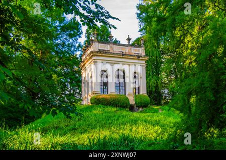 Villa Pisani a Strà, Veneto, Italia - Uno splendido esempio di architettura neoclassica italiana, questa villa storica presenta elaborati affreschi e orn Foto Stock