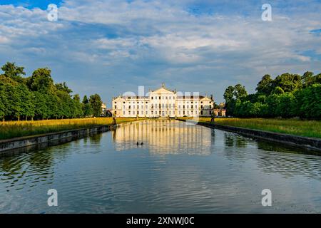 Villa Pisani a Strà, Veneto, Italia - Uno splendido esempio di architettura neoclassica italiana, questa villa storica presenta elaborati affreschi e orn Foto Stock