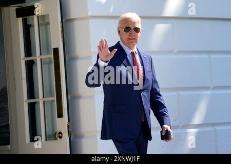 Washington, Vereinigte Staaten. 2 agosto 2024. Il presidente degli Stati Uniti Joe Biden saluta i media mentre esce dalla Casa Bianca di Washington, DC, mentre parte per Wilmington, Delaware il 2 agosto 2024. Credito: Yuri Gripas/Pool tramite CNP/dpa/Alamy Live News Foto Stock