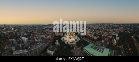 Paesaggio urbano di Belgrado. Panorama aereo di un'antica capitale di Belgrado, in Serbia, con la Chiesa di Santa Sava Foto Stock