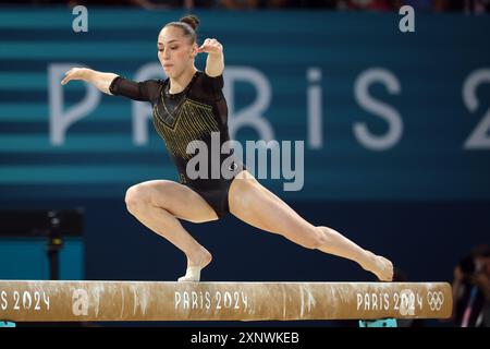 PARIGI, FRANCIA - 1 AGOSTO: NEMOUR Kaylia dell'Algeria su Balance Beam partecipa alla finale femminile di ginnastica artistica All-Around il giorno 6 dei Giochi Olimpici di Parigi 2024 all'Arena di Bercy il 1 agosto 2024 a Parigi, Francia. (© diebilderwelt / Alamy Stock Foto Stock