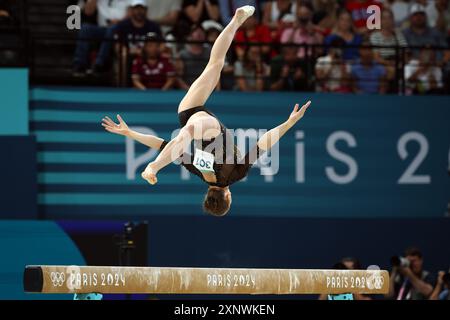 PARIGI, FRANCIA - 1 AGOSTO: NEMOUR Kaylia dell'Algeria su Balance Beam partecipa alla finale femminile di ginnastica artistica All-Around il giorno 6 dei Giochi Olimpici di Parigi 2024 all'Arena di Bercy il 1 agosto 2024 a Parigi, Francia. (© diebilderwelt / Alamy Stock Foto Stock