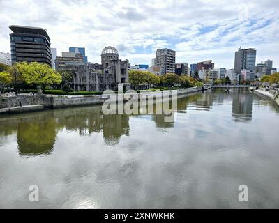 Il Memoriale della Pace di Hiroshima, originariamente la sala di promozione industriale della Prefettura di Hiroshima, e ora comunemente chiamato Genbaku Dome, Atomic Bomb Dome o A-Bomb Dome, fa parte del Peace Memorial Park di Hiroshima, ed è stato dichiarato Patrimonio dell'Umanità dall'UNESCO nel 1996. L'edificio era l'unica struttura rimasta in piedi nell'area intorno al bombardamento atomico di Hiroshima alla fine della seconda guerra mondiale. La rovina della sala serve come memoriale per le oltre 140.000 persone che sono state uccise nel bombardamento. È conservato permanentemente in uno stato di rovina conservata come promemoria della e distruttiva Foto Stock