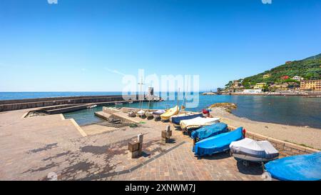 Barche sul lungomare, il piccolo faro e la spiaggia di Recco in estate. Provincia di Genova, regione Liguria, Italia Foto Stock