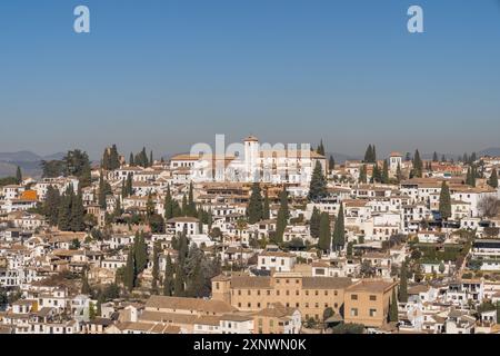 Una vista del quartiere di San Pedro nella città di Granada, in Spagna, in una giornata di sole con cielo blu sullo sfondo Foto Stock