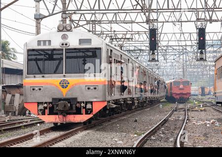 30 settembre 2008, Jakarta, Indonesia, Sud-Est asiatico, passa il treno alla stazione. Foto Stock