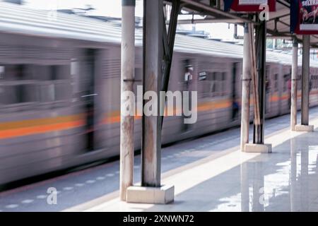 30 settembre 2008, Jakarta, Indonesia, Sud-Est asiatico, passa il treno alla stazione. Foto Stock