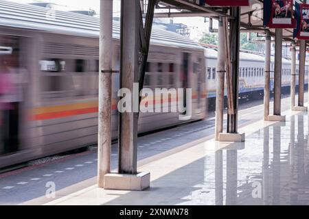 30 settembre 2008, Jakarta, Indonesia, Sud-Est asiatico, passa il treno alla stazione. Foto Stock