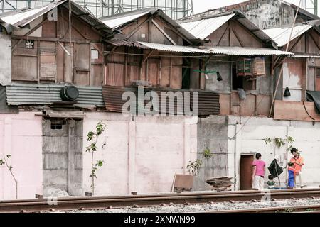 30 settembre 2008, Giacarta, Indonesia, Sud Est Asiatico, Casa semi permanente sulla strada ferroviaria. Foto Stock