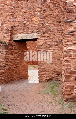 Porta in legno che porta ad altre stanze nelle rovine della missione Quarai e del Convento presso il Salinas Pueblo Missions National Monument. Foto Stock