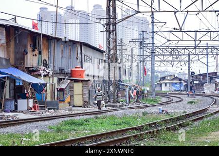 30 settembre 2008, Giacarta, Indonesia, Sud-Est asiatico, attività di persone lungo la stazione ferroviaria. Foto Stock