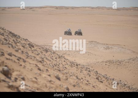 Simulazione di una futura missione su Marte nel deserto del Dhofar, Oman. Questo paesaggio desolato viene utilizzato per testare la tecnologia per le missioni marziane con equipaggio, somigliando strettamente alla superficie marziana. Foto Stock