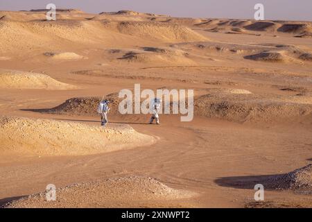 Gli astronauti analogici partecipano a una spedizione di simulazione su Marte condotta dall'Austrian Space Forum. L'arido paesaggio della regione del Dhofar in Oman offre uno sfondo ideale per testare missioni spaziali simili alla superficie di Marte. Foto Stock