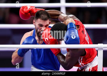 Parigi, Francia. 2 agosto 2024. Cristian Javier Pinales della Repubblica Dominicana colpisce Gabrijel Veocic della Croazia durante la partita di quartofinale maschile di 80 kg il settimo giorno dei Giochi Olimpici di Parigi 2024 alla North Paris Arena il 2 agosto 2024 a Parigi, in Francia. Foto: Igor Kralj/PIXSELL credito: Pixsell/Alamy Live News Foto Stock