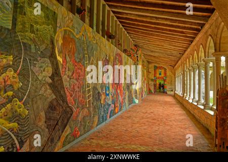 Chiostro e cortile della Chiesa cattolica collegiale di Saint-Émilion, comune nel dipartimento della Gironda di Nouvelle-Aquitaine, Francia. Foto Stock