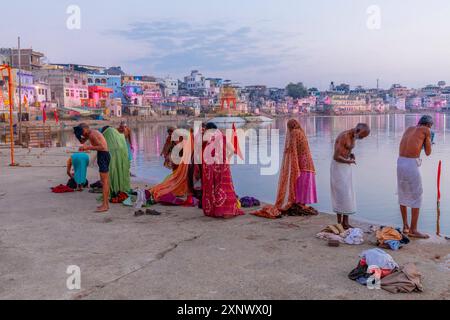 Pellegrini al lago Pushkar all'alba, Pushkar, Rajasthan, India, Asia meridionale, Asia Copyright: NeilxFarrin 1126-2257 solo per uso editoriale Foto Stock