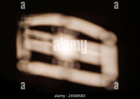 Luce solare rifrangente attraverso la finestra di vetro colorato Foto Stock