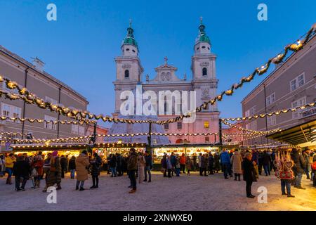 Mercatino di Natale al crepuscolo, Salisburgo, Austria, Europa Copyright: NeilxFarrin 1126-2321 solo per uso editoriale Foto Stock