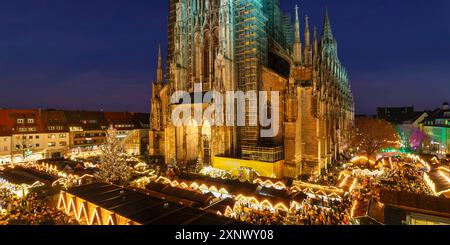 Mercatino di Natale di fronte alla cattedrale di Munsterplatz, Ulma, Baden-Wurttemberg, Germania, Europa Copyright: MarkusxLange 1160-5432 Foto Stock